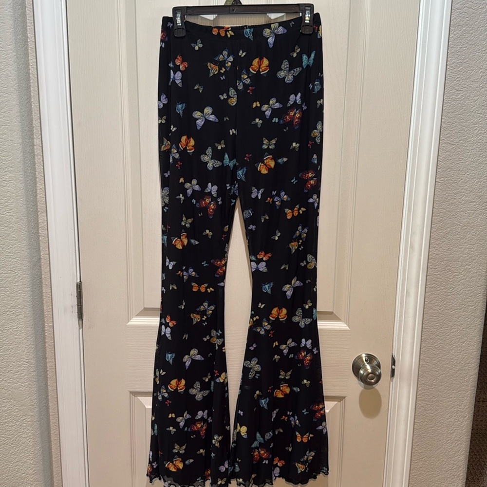 Super Cute double layered sheer over wide leg butterfly pants. Size L.